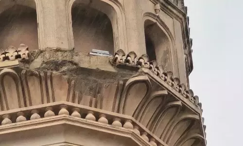 Charminar का सजावटी टुकड़ा गिरा, कोई घायल नहीं हुआ