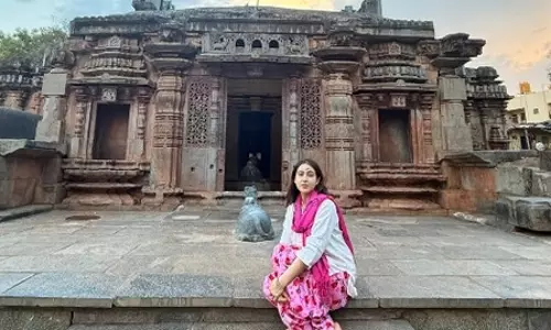 Sara Ali Khan ने चंद्रमौलेश्वर मंदिर में आशीर्वाद लिया Sara Ali Khan ने चंद्रमौलेश्वर मंदिर में आशीर्वाद लिया