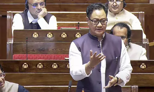 वक्फ संशोधन विधेयक पर सियासी घमासान, पक्ष और विपक्ष में तीखी बयानबाजी वक्फ संशोधन विधेयक पर सियासी घमासान, पक्ष और विपक्ष में तीखी बयानबाजी