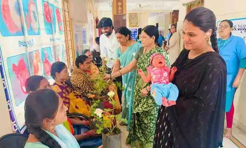 आदर्श गांव Mukhra (K) के सरपंच ने पोती के जन्म के उपलक्ष्य में पौधे वितरित किए