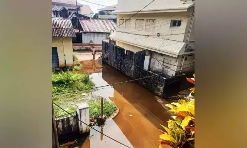 Kerala: नहर में प्रवाह रुक गया और सीवेज आवासीय क्षेत्रों में बह गया Kerala: नहर में प्रवाह रुक गया और सीवेज आवासीय क्षेत्रों में बह गया