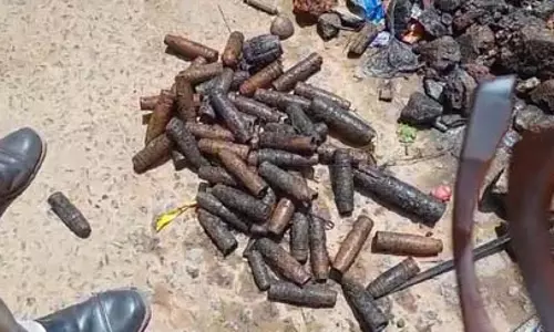 कुएं की सफाई में मिले हैंड ग्रेनेड और कारतूस के खोखे, मचा हड़कंप कुएं की सफाई में मिले हैंड ग्रेनेड और कारतूस के खोखे, मचा हड़कंप