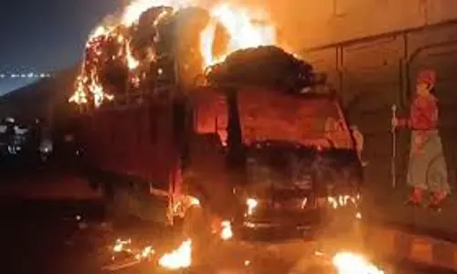 Sahibabad: ट्रकों में लगी भीषण आग, सिलिंडर फटने से इलाके में हड़कंप