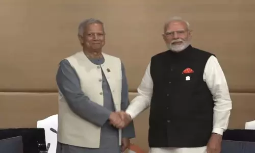 PM मोदी ने मोहम्मद यूनुस के समक्ष हिंदुओं पर हमलों का मुद्दा उठाया PM मोदी ने मोहम्मद यूनुस के समक्ष हिंदुओं पर हमलों का मुद्दा उठाया