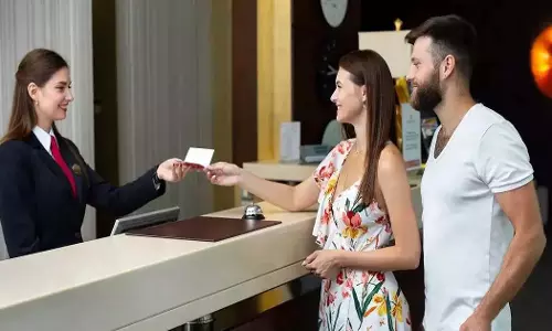 Pre-booking या होटल पहुंचकर रूम लेना: कौन सा तरीका है ज्यादा फायदे का?