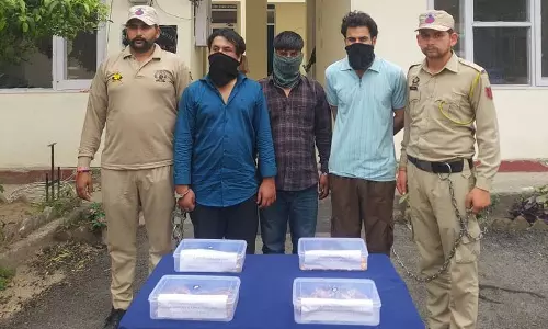 Jammu में आभूषण की दुकान में डकैती के आरोप में तीन गिरफ्तार Jammu में आभूषण की दुकान में डकैती के आरोप में तीन गिरफ्तार