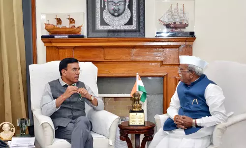 Jaipur: राज्यपाल की केंद्रीय श्रम एवं रोजगार मंत्री डॉ. मनसुख मांडविया से मुलाकात Jaipur: राज्यपाल की केंद्रीय श्रम एवं रोजगार मंत्री डॉ. मनसुख मांडविया से मुलाकात