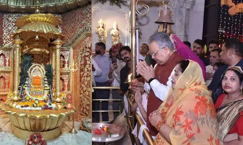 रमन सिंह ने मां बम्लेश्वरी मंदिर में पूजा अर्चना की