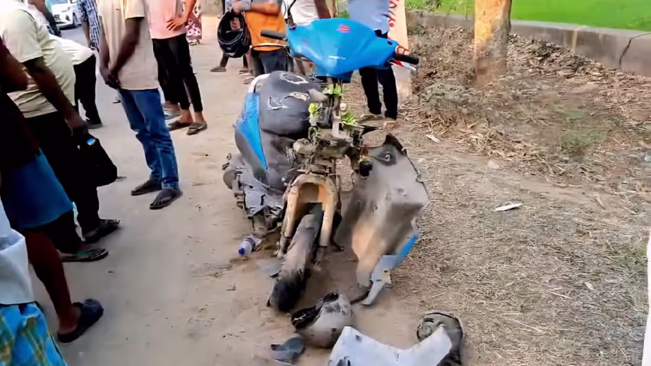 Assam : धुबरी में तेज रफ्तार डंपर ने स्कूटी सवार को कुचला Assam : धुबरी में तेज रफ्तार डंपर ने स्कूटी सवार को कुचला