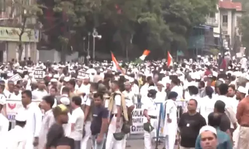 संसद से वक्फ बिल पारित होने के बाद आक्रोश, सुप्रीम कोर्ट में कांग्रेस सांसद ने दायर की याचिका संसद से वक्फ बिल पारित होने के बाद आक्रोश, सुप्रीम कोर्ट में कांग्रेस सांसद ने दायर की याचिका