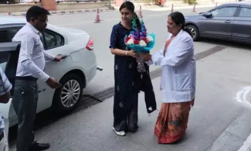 NCR Noida: रितु माहेश्वरी ने नोएडा के जिला अस्पताल का किया निरीक्षण