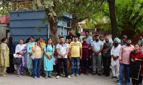 ETT अध्यापकों ने सिविल अस्पताल में किया प्रदर्शन