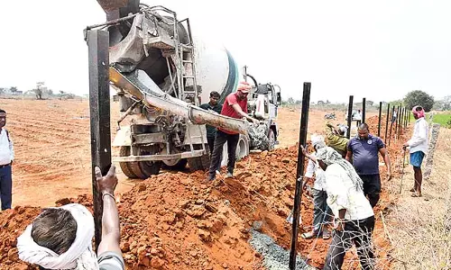 Telangana: भारी सुरक्षा के साथ फार्मेसी की ज़मीन पर बाड़ लगाने का काम चला Telangana: भारी सुरक्षा के साथ फार्मेसी की ज़मीन पर बाड़ लगाने का काम चला