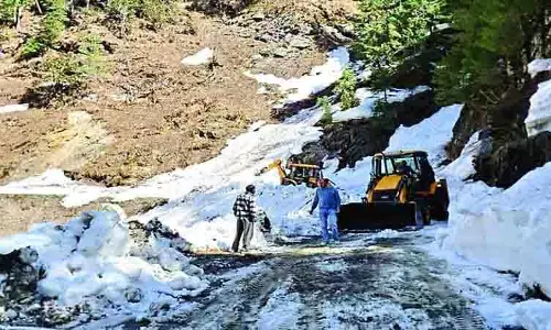 Himachal: बर्फ हटाने के बाद पदरी जोत सड़क फिर से खुलने को तैयार