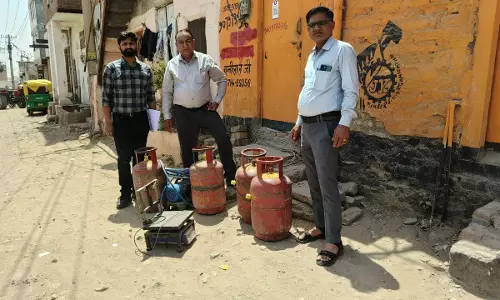 Bikaner: घरेलू गैस सिलेंडर के दुरुपयोग पर छापेमारी, दो स्थानों पर कार्रवाई Bikaner: घरेलू गैस सिलेंडर के दुरुपयोग पर छापेमारी, दो स्थानों पर कार्रवाई