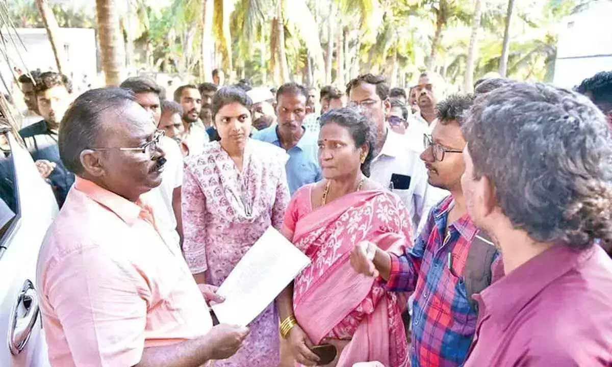Andhra: राजस्व रिकॉर्ड में छेड़छाड़ पर कलेक्टर नाराज Andhra: राजस्व रिकॉर्ड में छेड़छाड़ पर कलेक्टर नाराज