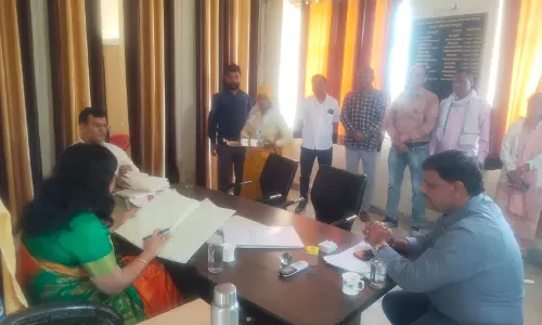 Madhopur: जिला कलेक्टर ने चौथ का बरवाड़ा में सरकारी दफ्तरों का किया अचानक निरीक्षण