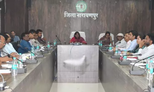 कलेक्टर ने ली निर्माण से संबंधित अधिकारियों की समीक्षा बैठक