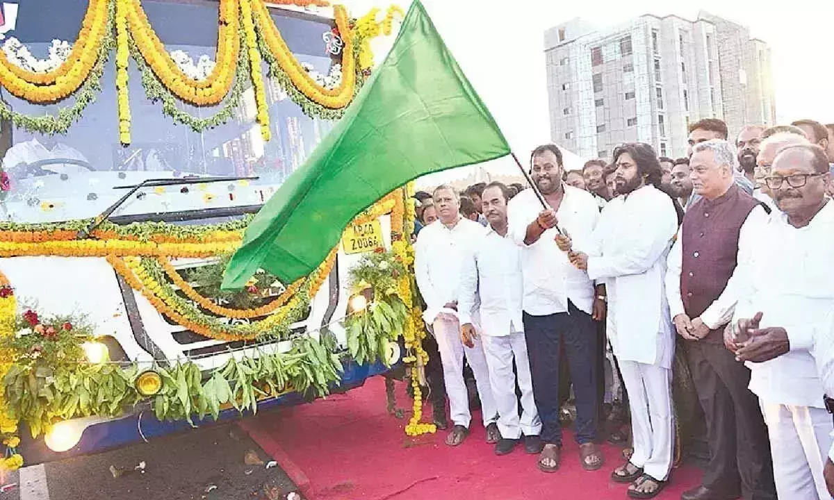 पवन ने तिरुपति-पलानी RTC सेवा को हरी झंडी दिखाई