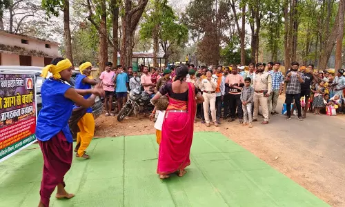 नुक्कड़ नाटक के जरिये जंगलों को आग से बचाने ग्रामीणों को किया जा रहा जागरूक नुक्कड़ नाटक के जरिये जंगलों को आग से बचाने ग्रामीणों को किया जा रहा जागरूक