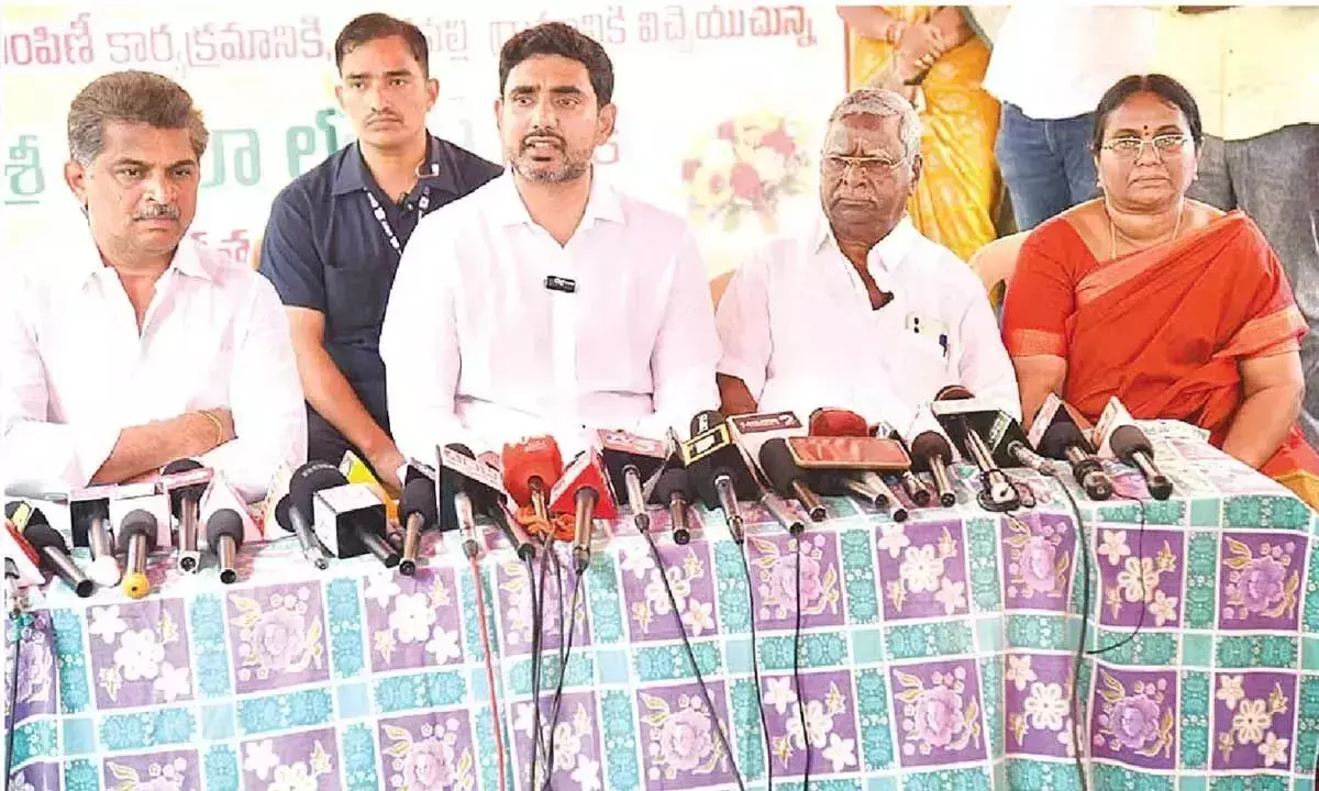 Nayara लोकेश ने पहाड़ी ढलान निवासी को घर की साइट का पट्टा वितरित किया