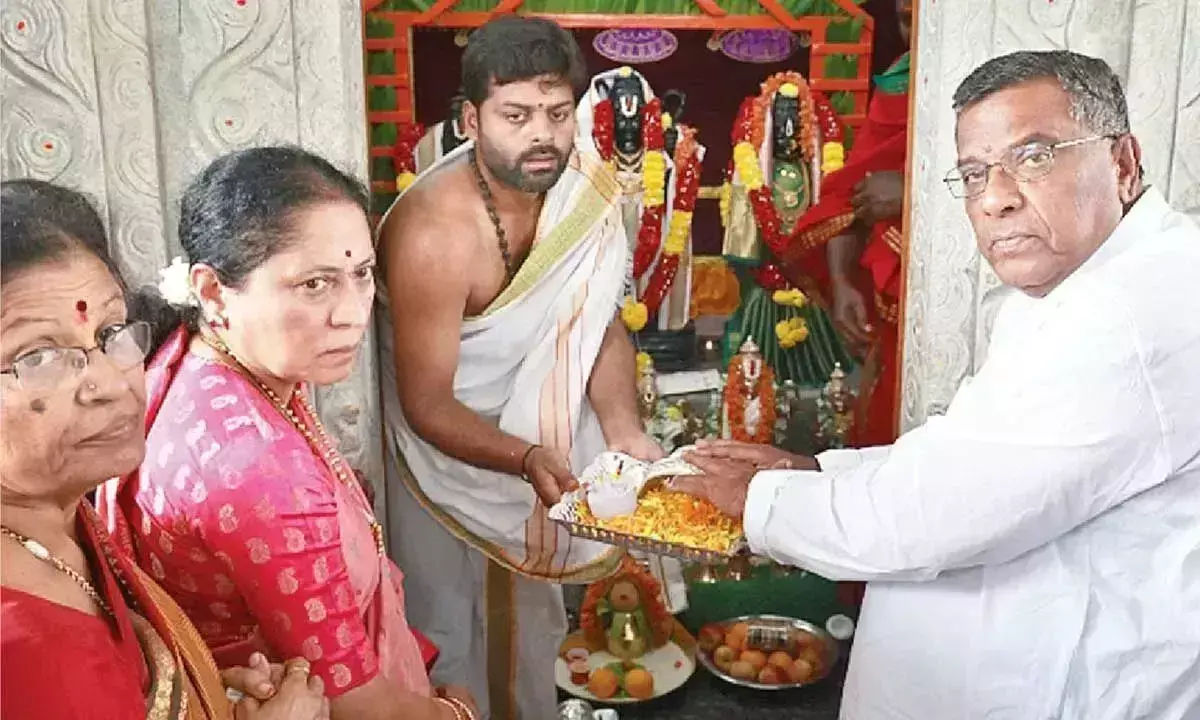 ढोणे MLA और उनकी पत्नी ने रामचंद्र मंदिर में देवताओं को चांदी के मुकुट भेंट किए ढोणे MLA और उनकी पत्नी ने रामचंद्र मंदिर में देवताओं को चांदी के मुकुट भेंट किए