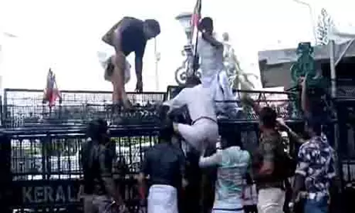 BJYM के प्रदर्शन को तितर-बितर करने के लिए पुलिस ने पानी की बौछारें कीं, सीएम के इस्तीफे की मांग की