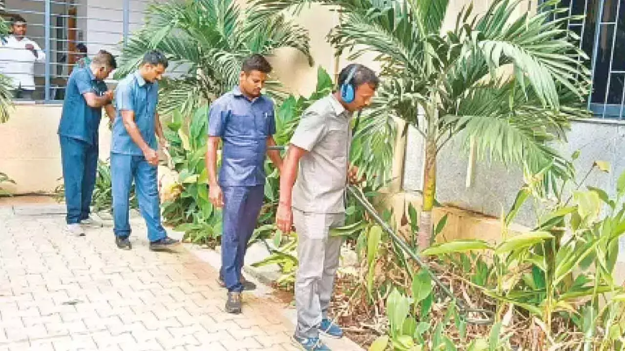 Telangana: कलेक्ट्रेट में बम की धमकी फर्जी निकली Telangana: कलेक्ट्रेट में बम की धमकी फर्जी निकली