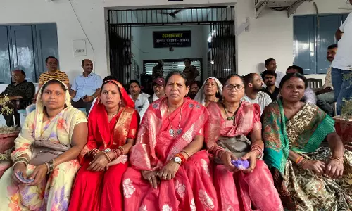 चारामा में सभापति चुनाव के बाद बवाल, विधायक सावित्री मंडावी धरने पर बैठी