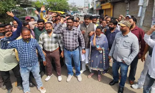ABSMS ने नियमितीकरण की मांग को लेकर किया प्रदर्शन