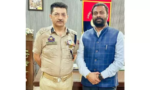 केशव ने SSP जम्मू के साथ अपराध रोकथाम, नशीली दवाओं के खतरे पर चर्चा की केशव ने SSP जम्मू के साथ अपराध रोकथाम, नशीली दवाओं के खतरे पर चर्चा की