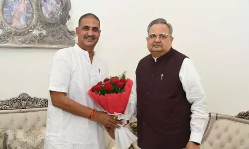 खनिज विकास निगम के अध्यक्ष सौरभ सिंह ने डॉ. रमन सिंह से सौजन्य भेंट की खनिज विकास निगम के अध्यक्ष सौरभ सिंह ने डॉ. रमन सिंह से सौजन्य भेंट की