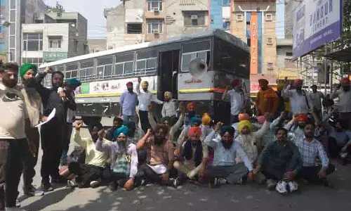 Amritsar: जिले में दो घंटे तक सरकारी बसें सड़कों से नदारद रहीं Amritsar: जिले में दो घंटे तक सरकारी बसें सड़कों से नदारद रहीं