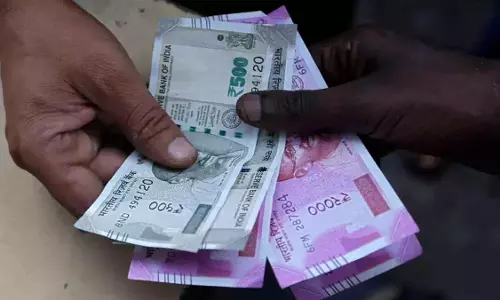 रुपया सारी बढ़त गंवाकर अमेरिकी डॉलर के मुकाबले 14 पैसे गिरकर 85.44 पर बंद हुआ रुपया सारी बढ़त गंवाकर अमेरिकी डॉलर के मुकाबले 14 पैसे गिरकर 85.44 पर बंद हुआ