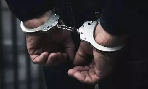 होटल विक्रेता से जबरन वसूली करने वाले फर्जी पुलिस गिरोह को पकड़ा गया होटल विक्रेता से जबरन वसूली करने वाले फर्जी पुलिस गिरोह को पकड़ा गया