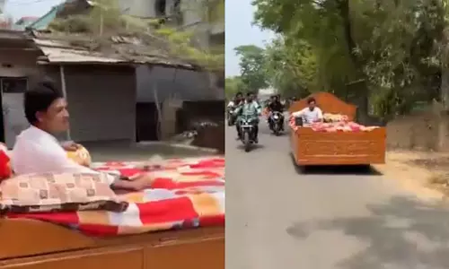 बीच सड़क पर चलता दिखा पलंग, चौक गए लोग, देखें VIDEO