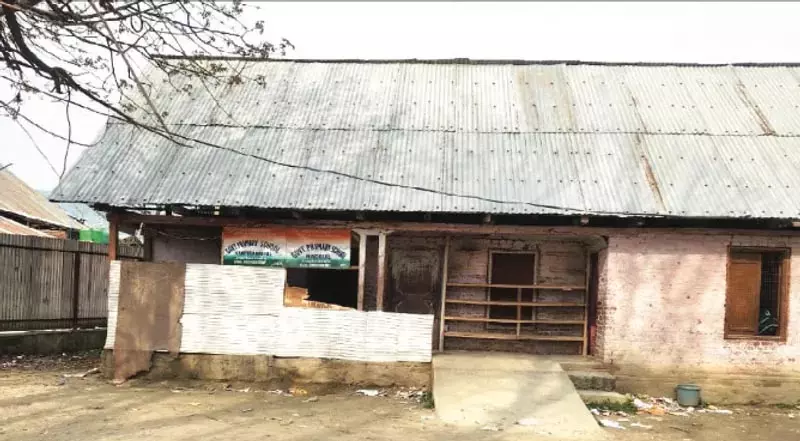 Baramulla में एक कमरे में संचालित हो रहा प्राथमिक विद्यालय Baramulla में एक कमरे में संचालित हो रहा प्राथमिक विद्यालय