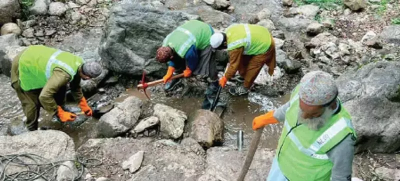 Ganderbal में प्लास्टिक कचरे के खिलाफ सफाई अभियान शुरू Ganderbal में प्लास्टिक कचरे के खिलाफ सफाई अभियान शुरू