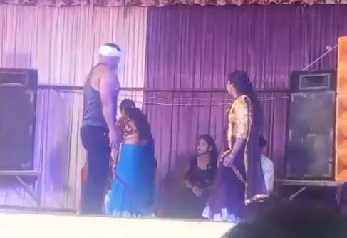 सिपाही के खिलाफ जांच शुरू, बार बालाओं संग ठुमके लगाते वीडियो हो रहा वायरल सिपाही के खिलाफ जांच शुरू, बार बालाओं संग ठुमके लगाते वीडियो हो रहा वायरल