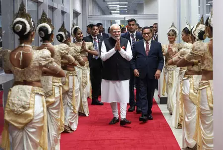 श्रीलंका के मंत्रियों, भारतीय प्रवासियों ने भारी बारिश के बीच कोलंबो में पीएम मोदी का किया भव्य स्वागत श्रीलंका के मंत्रियों, भारतीय प्रवासियों ने भारी बारिश के बीच कोलंबो में पीएम मोदी का किया भव्य स्वागत