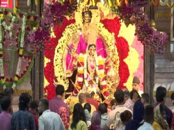 महाअष्टमी पर Chhatarpur के श्री आद्या कात्यायनी शक्तिपीठ में सुबह की आरती की गई महाअष्टमी पर Chhatarpur के श्री आद्या कात्यायनी शक्तिपीठ में सुबह की आरती की गई
