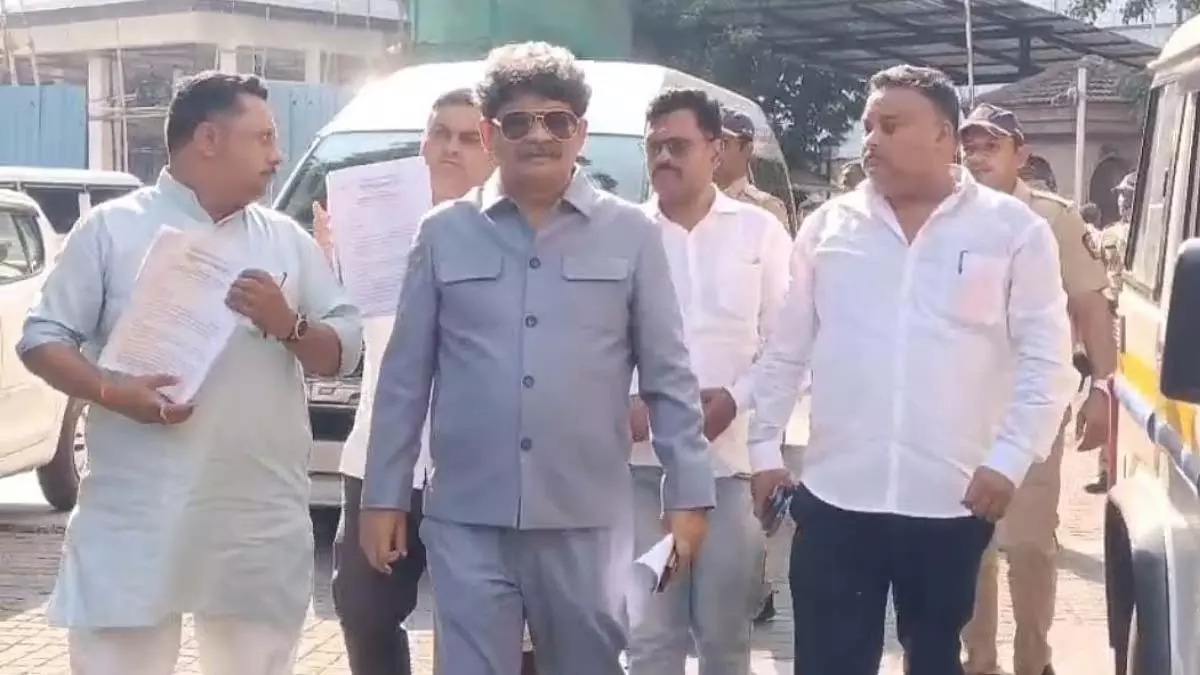 Mumbai: अधिवक्ता गुणरत्न सदावर्ते ने पुलिस आयुक्त देवेन भारती से मुलाकात की Mumbai: अधिवक्ता गुणरत्न सदावर्ते ने पुलिस आयुक्त देवेन भारती से मुलाकात की