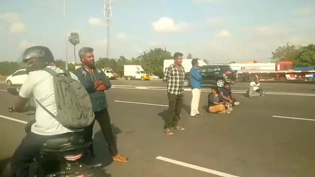 Viralimalai: बस यात्रियों ने टोल रोड पर बैठकर किया प्रदर्शन Viralimalai: बस यात्रियों ने टोल रोड पर बैठकर किया प्रदर्शन