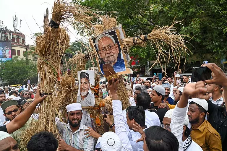 कोलकाता में मुस्लिम समूहों ने वक्फ संशोधन विधेयक का विरोध किया कोलकाता में मुस्लिम समूहों ने वक्फ संशोधन विधेयक का विरोध किया
