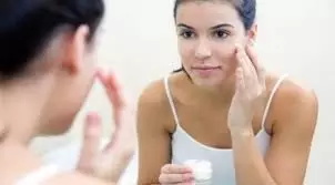 Beauty Tips: गर्मियों में रात को चेहरे पर लगाएं ये खास चीज, सुबह मिलेगी मुलायम त्वचा Beauty Tips: गर्मियों में रात को चेहरे पर लगाएं ये खास चीज, सुबह मिलेगी मुलायम त्वचा