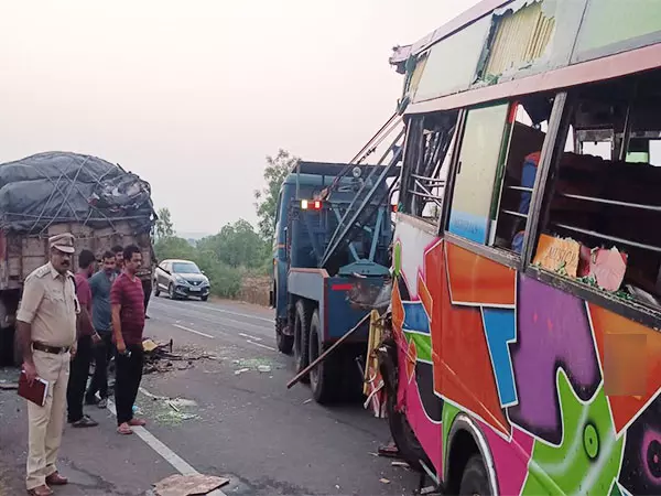 Karnataka: वैन के खड़े ट्रक से टकराने से पांच लोगों की मौत, 10 घायल Karnataka: वैन के खड़े ट्रक से टकराने से पांच लोगों की मौत, 10 घायल