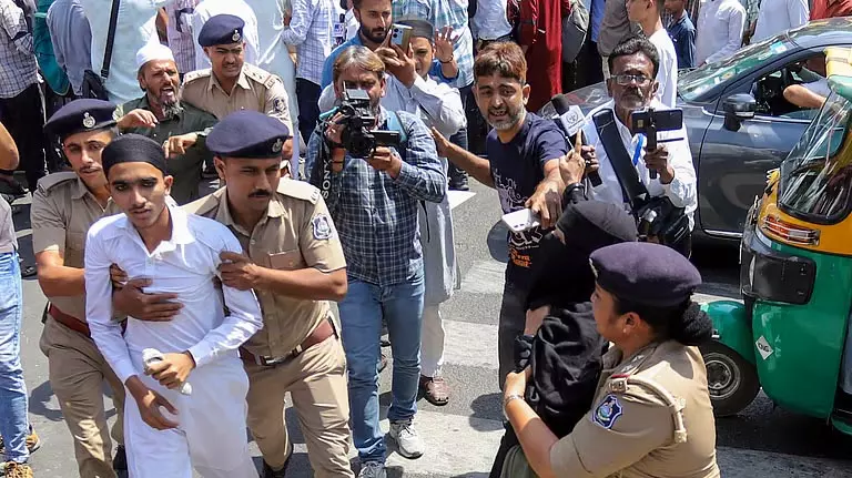 वक्फ विधेयक पर विरोध प्रदर्शन, अहमदाबाद में 50 लोग हिरासत में वक्फ विधेयक पर विरोध प्रदर्शन, अहमदाबाद में 50 लोग हिरासत में