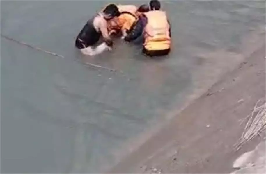 Kashmir News : नहर में डूबा किशोर इस हालत में मिला, परिवार गमगीन Kashmir News : नहर में डूबा किशोर इस हालत में मिला, परिवार गमगीन