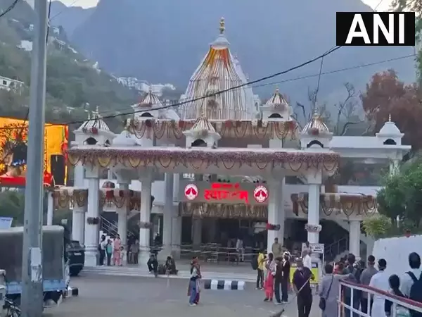 Jammu: अष्टमी के अवसर पर वैष्णो देवी में भक्तों की भीड़ उमड़ी Jammu: अष्टमी के अवसर पर वैष्णो देवी में भक्तों की भीड़ उमड़ी