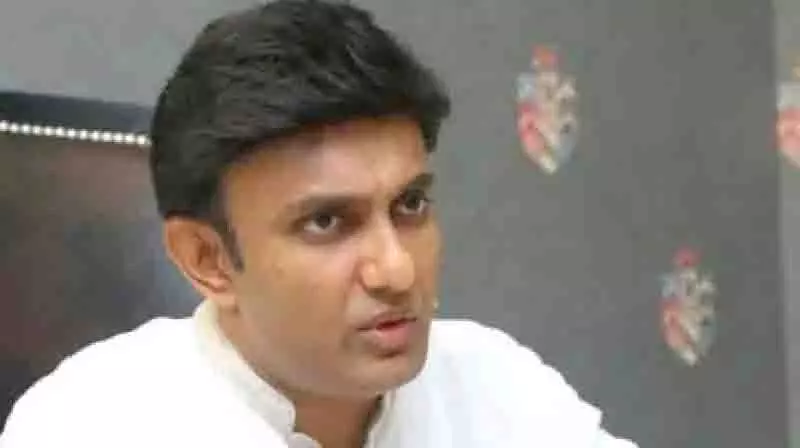 भद्राचलम विधायक ने CPR से बचाई कांग्रेस नेता की जान भद्राचलम विधायक ने CPR से बचाई कांग्रेस नेता की जान
